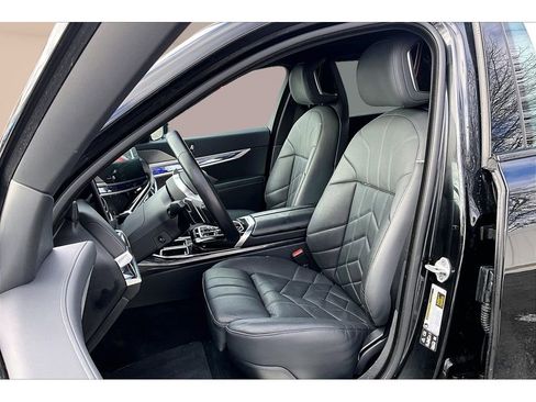 Used 2025 BMW 740i xDrive AWD/4WD image 23