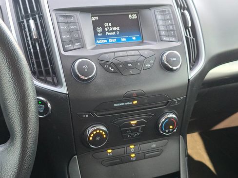 Used 2018 Ford Edge SE image 11