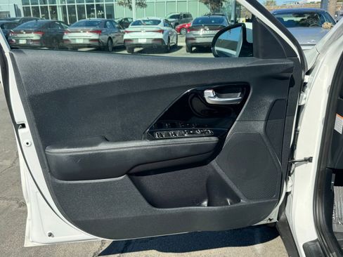 Used 2022 Kia Niro EX image 2