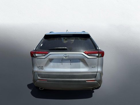 Used 2021 Toyota RAV4 XLE image 2