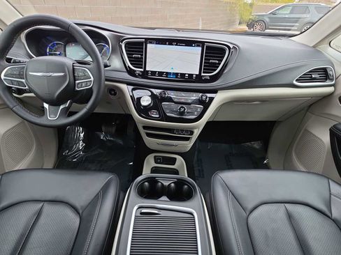 Used 2024 Chrysler Pacifica Limited FWD image 14