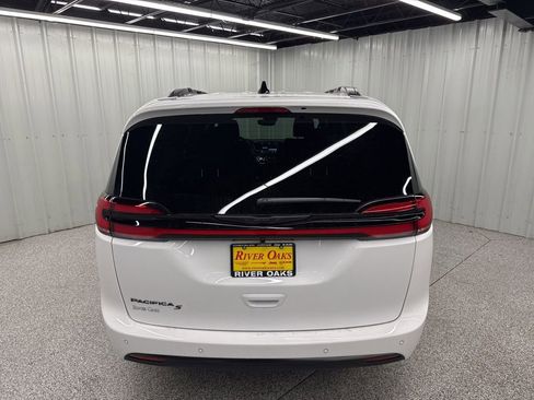 New 2026 Chrysler Pacifica Select image 5