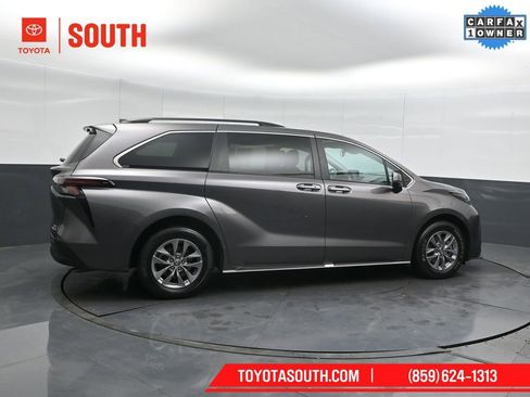 Used 2023 Toyota Sienna XLE image 3