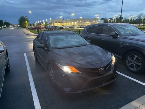 Used 2018 Toyota Camry SE w/ Moonroof Package FWD image 6