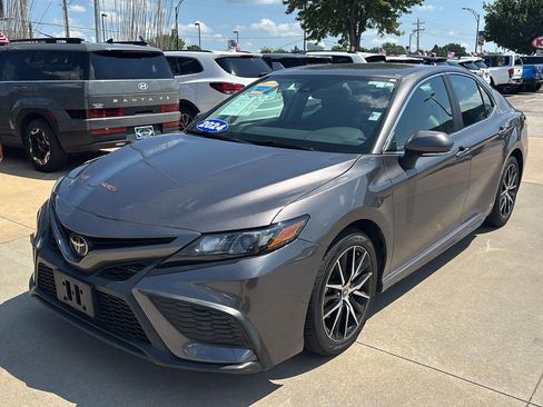 Used 2024 Toyota Camry SE FWD image 3
