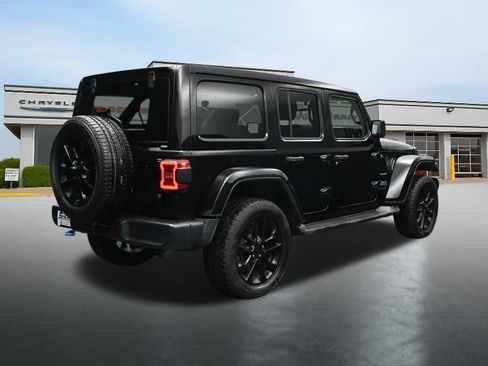 Used 2022 Jeep Wrangler Unlimited Sahara w/ Cold Weather Group AWD/4WD image 5