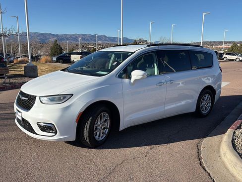 Used 2022 Chrysler Pacifica Touring-L image 3