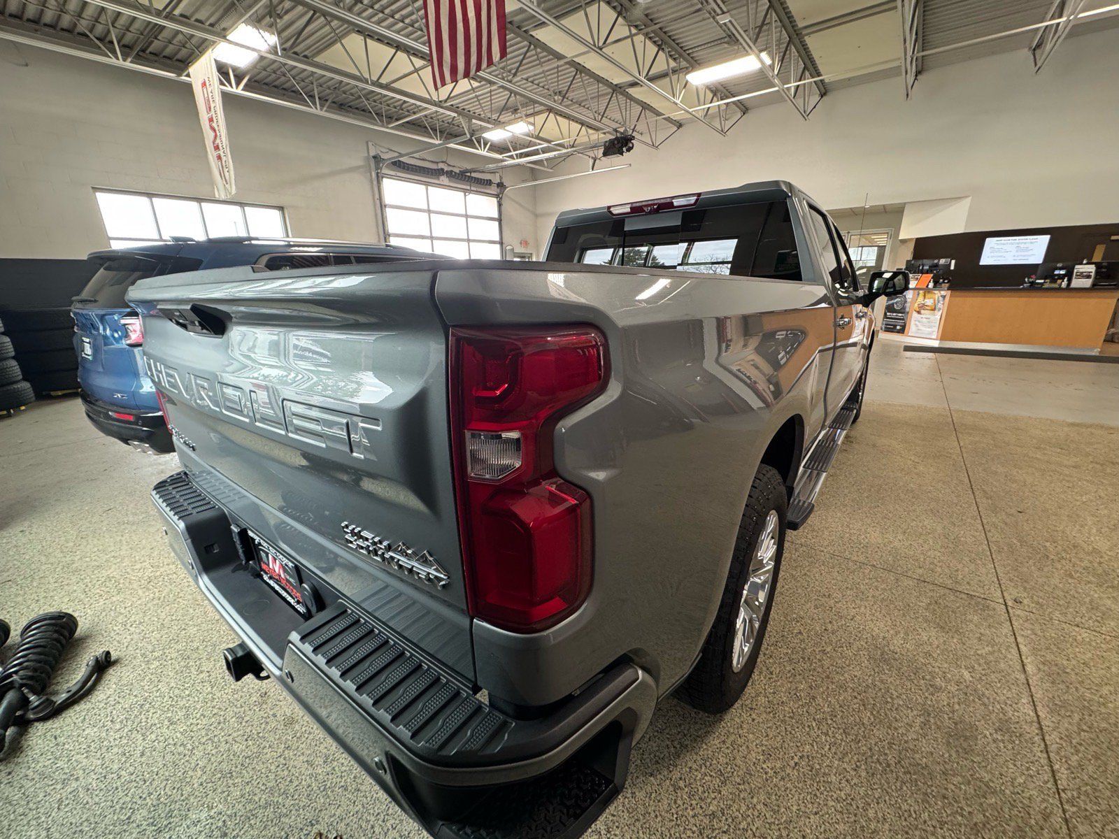 Used 2024 Chevrolet Silverado 1500 High Country w/ High Country Premium Package AWD/4WD image 5