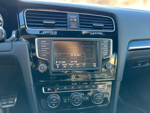 Used 2016 Volkswagen Golf 4-Door image 18