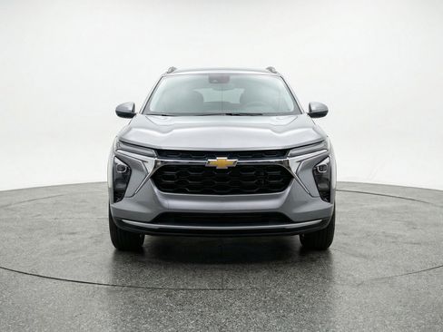Used 2025 Chevrolet Trax LT w/ LT Convenience Package image 2