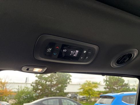 Used 2025 Chrysler Pacifica Limited FWD image 25