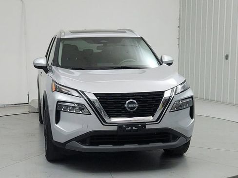 Used 2023 Nissan Rogue SV w/ SV Premium B Package FWD image 2