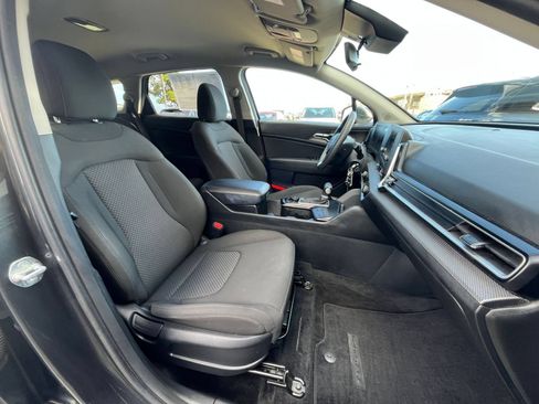 Used 2025 Kia Sportage LX FWD image 32