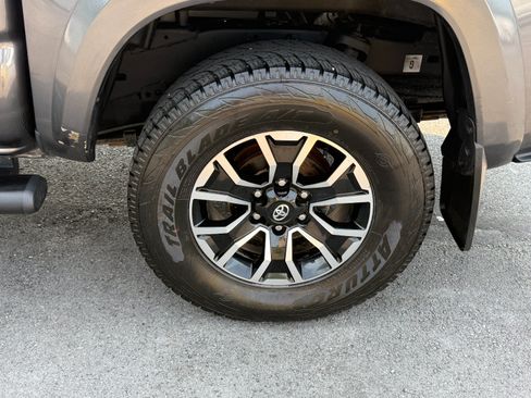 Used 2022 Toyota Tacoma TRD Sport AWD/4WD image 10