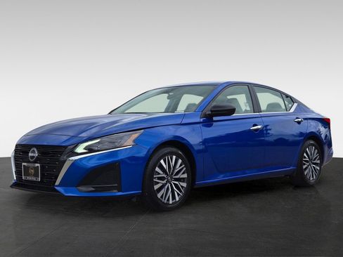 Used 2025 Nissan Altima 2.5 SV FWD image 8