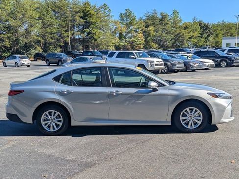 Used 2025 Toyota Camry LE image 8