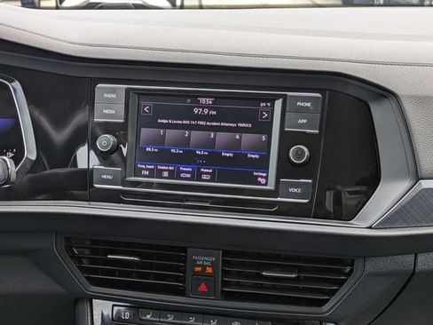 Used 2024 Volkswagen Jetta SE FWD image 18