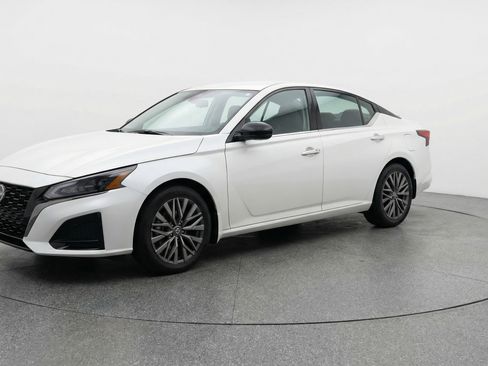 Used 2025 Nissan Altima 2.5 SV image 3