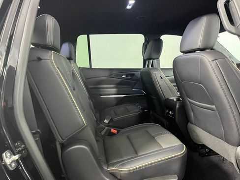 Used 2025 Chevrolet Traverse High Country FWD image 25
