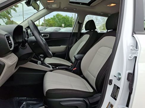 Certified 2025 Hyundai Venue SEL FWD image 12