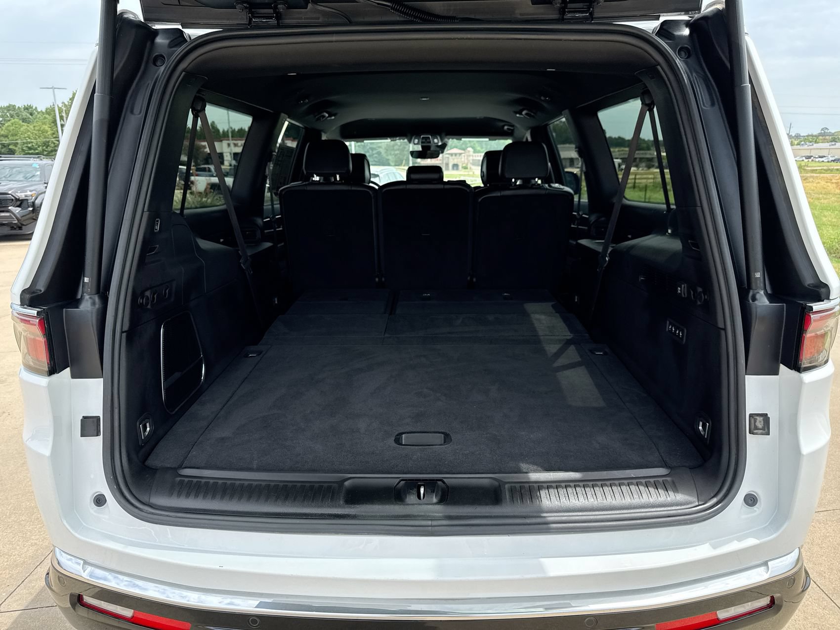 Used 2024 Jeep Wagoneer L Series II w/ Flexible Seating Group AWD/4WD image 24