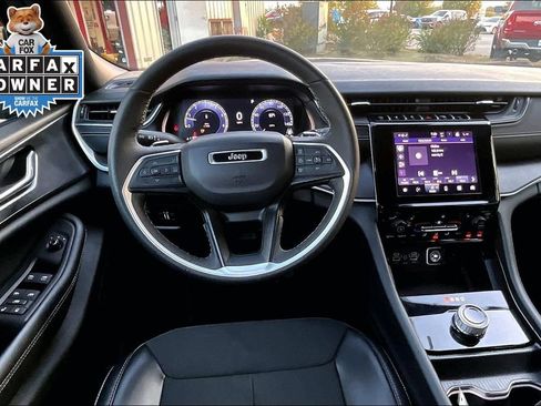 Used 2025 Jeep Grand Cherokee Altitude AWD/4WD image 5