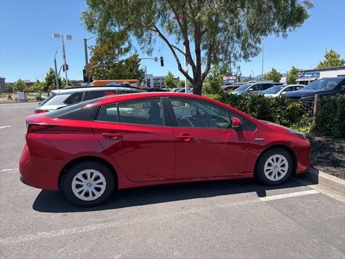 Used 2019 Toyota Prius LE FWD image 4