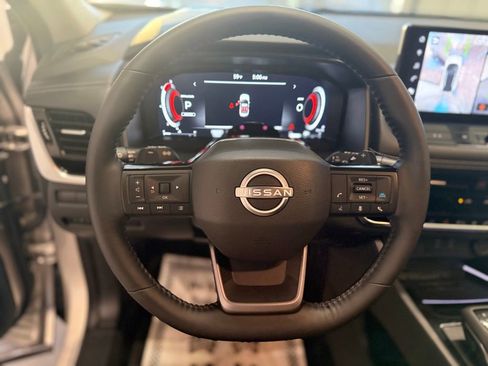 Used 2025 Nissan Rogue SL w/ Tech Package image 32