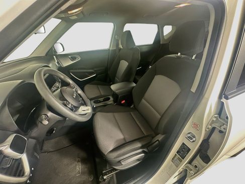 Used 2025 Kia Soul LX w/ LX Technology Package FWD image 13