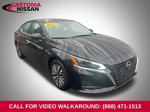Used 2024 Nissan Altima 2.5 SV image 1