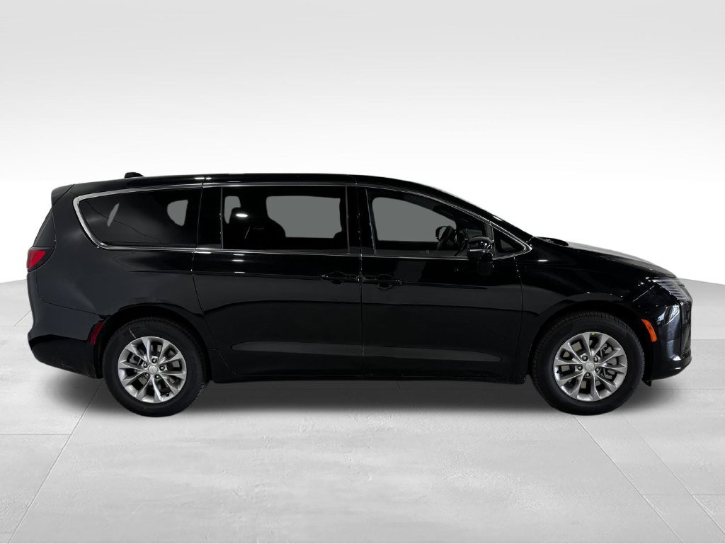 New 2027 Chrysler Pacifica Select w/ Family Tech Group AWD/4WD image 22