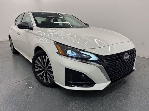 Used 2025 Nissan Altima 2.5 SV FWD image 3