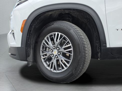 Used 2025 Chevrolet Traverse LT FWD image 40