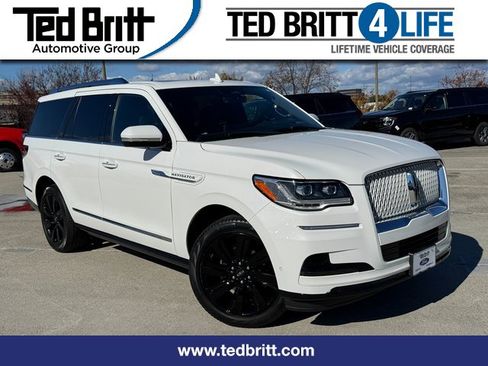 Used 2022 Lincoln Navigator Reserve image 1