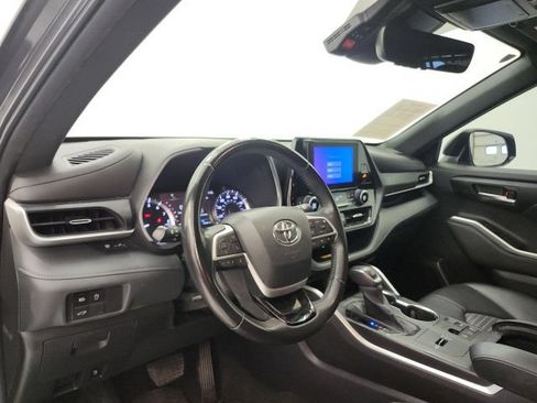 Used 2023 Toyota Highlander XSE FWD image 13
