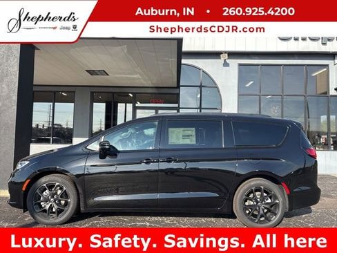 New 2026 Chrysler Pacifica Limited w/ S Appearance Package image 1