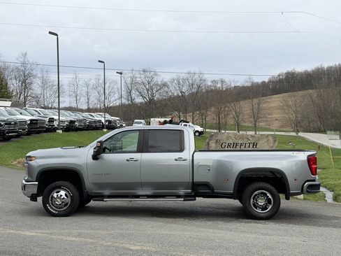 Used 2024 Chevrolet Silverado 3500 LT image 2