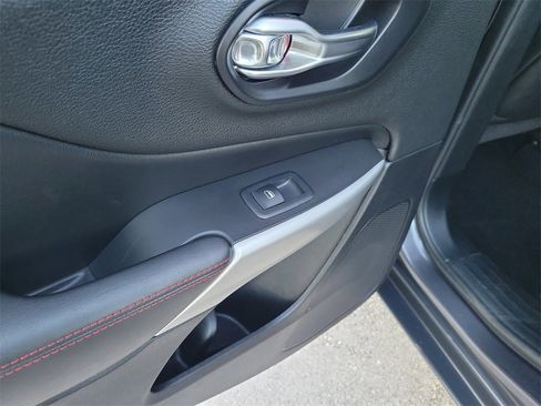 Used 2018 Jeep Cherokee Trailhawk image 12