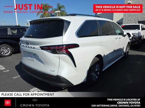 Used 2026 Toyota Sienna XLE FWD image 3