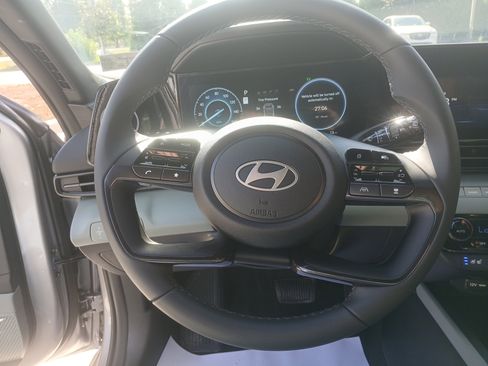 New 2025 Hyundai Elantra Limited image 17