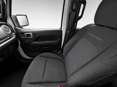 Used 2019 Jeep Wrangler Unlimited Sahara AWD/4WD image 19