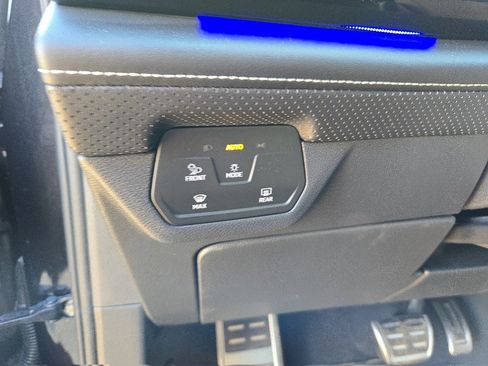 Used 2024 Volkswagen Atlas Cross Sport SEL Premium R-Line image 24