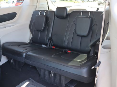 Used 2023 Chrysler Pacifica Touring-L FWD image 12