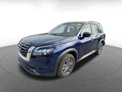 Used 2025 Nissan Pathfinder SV image 4