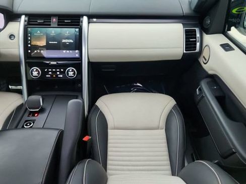 Used 2024 Land Rover Discovery Metropolitan Edition AWD/4WD image 43