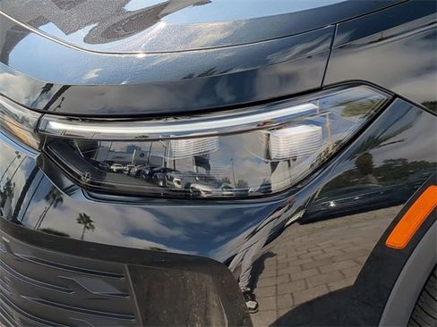 Certified 2025 Volkswagen Tiguan S image 7