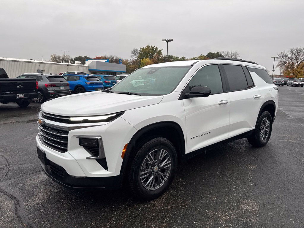 Used 2026 Chevrolet Traverse LT w/ Driver Confidence Package AWD/4WD image 1