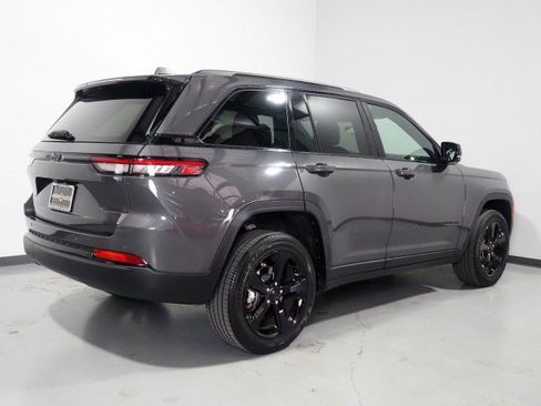 Used 2025 Jeep Grand Cherokee Altitude RWD image 5