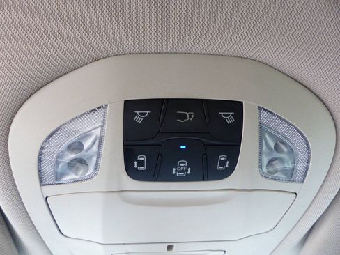 Used 2020 Chrysler Pacifica Touring-L w/ Tire & Wheel Group FWD image 32