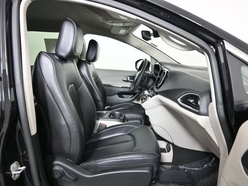 Used 2024 Chrysler Pacifica Touring-L FWD image 13